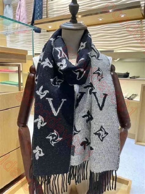 Sciarpe, foulard e scialli da donna Fendi in lana 